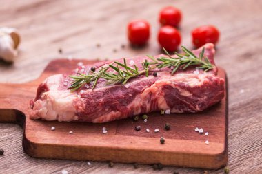 Tahta kesme tahtasındaki biftek için taze çiğ et..