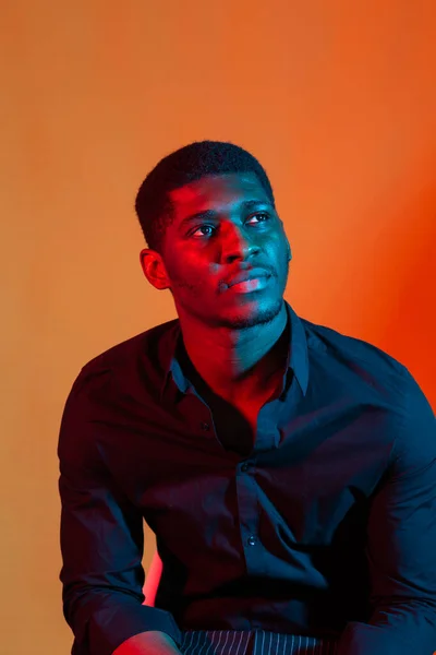 Σκούρο νέον πορτρέτο του νεαρού άνδρα που φοράει πουκάμισο. Κόκκινο και μπλε φως. Τεχνολογία — Φωτογραφία Αρχείου