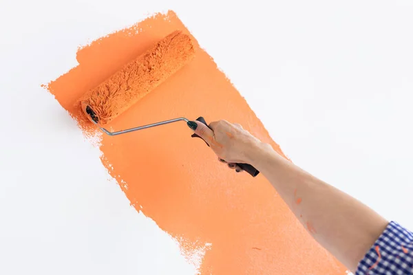 Primo piano pittura a mano parete interna della casa con rullo di vernice. Ristrutturazione, ristrutturazione, riparazione di appartamenti e concetto di ristoro . — Foto Stock