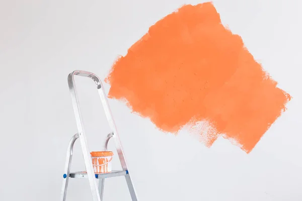 Σκάλα με χρώμα σε κάδο κοντά στο χρώμα τοίχο σε εσωτερικούς χώρους. Ανακαίνιση και διακόσμηση έννοια. Αντιγραφή χώρου. — Φωτογραφία Αρχείου