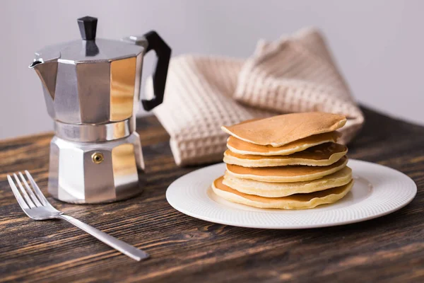 Hausgemachte amerikanische Pfannkuchen. Gesundes Frühstück am Morgen. Rustikaler Stil — Stockfoto
