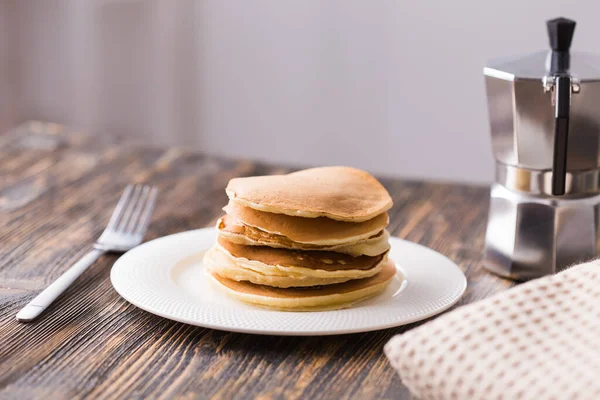 Hausgemachte amerikanische Pfannkuchen. Gesundes Frühstück am Morgen. Rustikaler Stil — Stockfoto