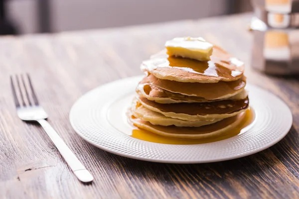 Goldene Pfannkuchen mit Butter und warmem Ahornsirup. — Stockfoto