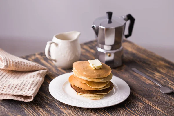 Haufen leckerer Pfannkuchen mit Butter. Frühstückskonzept. — Stockfoto