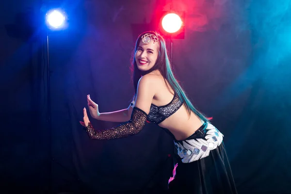 La danza della spiritualità. Bella donna sexy con lusso lucido orientale make-up danza fusione tribale. Danza della pancia . — Foto Stock