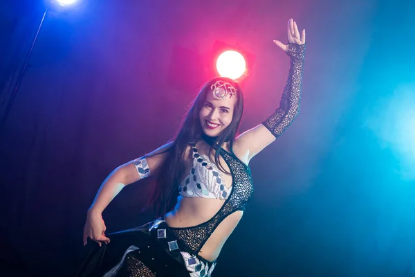 Retrato de uma mulher em traje oriental realizando dança do ventre. Conceito de dança de fusão tribal . — Fotografia de Stock