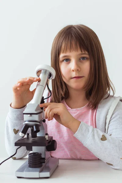 Niña en clase de ciencias usando microscopio digital. Tecnologías, niños y concepto de aprendizaje . — Foto de Stock