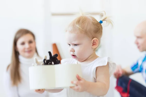 Lustig liten flicka som leker i vardagsrummet. Barn- och familjebegreppet. — Stockfoto