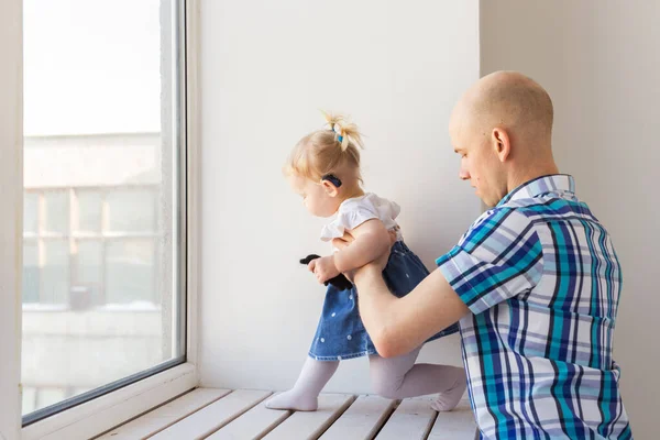 Niña usando un audífono. Concepto de niño con discapacidad, discapacidad y sordera . — Foto de Stock