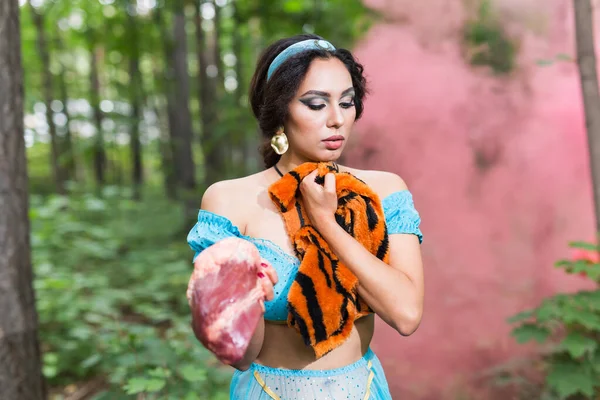 Parar animal matando conceito - Menina bonita mostrar pele animal que ela quer dizer a alguém não matar animais ou parou a violência contra animal . — Fotografia de Stock