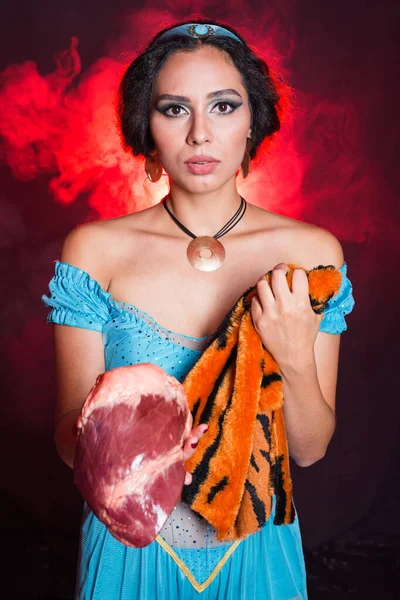 Stop animal killing concept - Pretty girl show animal skin and raw meat that she wants to tell someone dont kill animals or stopped violence against animal. — Stock Photo, Image