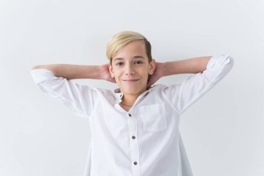 Yalnızlık, yalnızlık ve can sıkıntısı konsepti - Beyaz arka planda izole bir okul koltuğunda oturan sıkıcı genç öğrenci