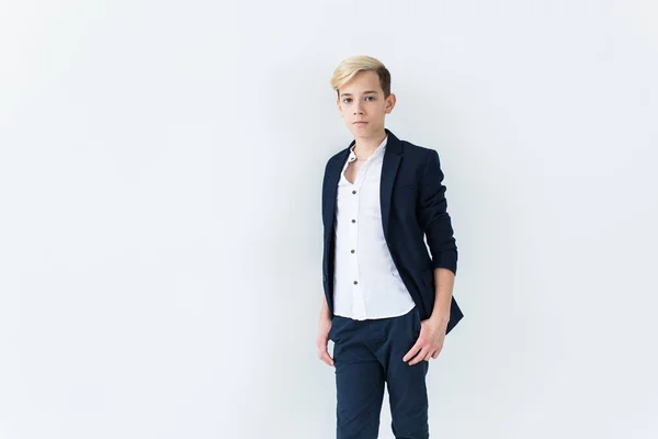 Εφηβική έννοια - Εφηβικό αγόρι πορτρέτο σε λευκό φόντο με copyspace. — Φωτογραφία Αρχείου
