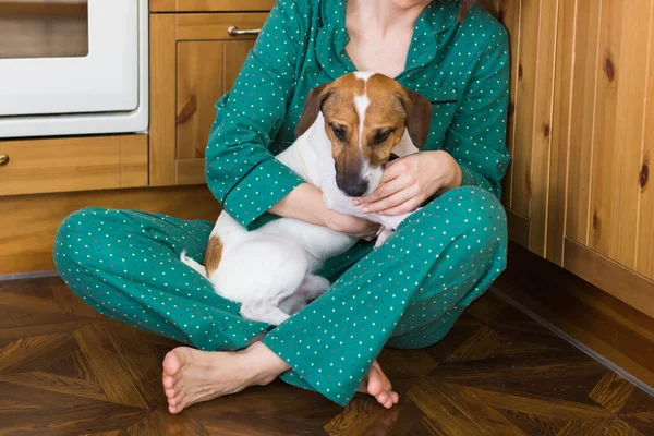 Gros plan de la femme à la maison avec son chien mignon. Quarantaine, isolement, monde pandémique de coronavirus. Reste à la maison. . — Photo