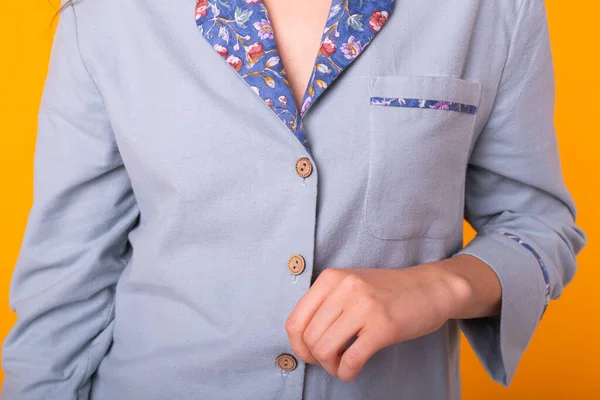 Közelkép részletek és szövet textúra egy pizsama. Háztartási viselet, hálóing, vásárlási és értékesítési koncepció. — Stock Fotó