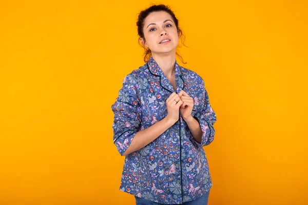 Retrato de moda menina muito legal se divertindo sobre fundo amarelo colorido . — Fotografia de Stock