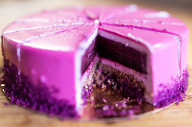 Tek parça olmadan pembe ve menekşe doğum günü pastası. Tatlı, tatil ve lezzetli konsept..