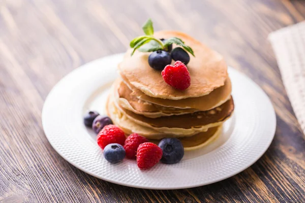 Leckere Pfannkuchen aus nächster Nähe mit frischen Blaubeeren und Himbeeren. — Stockfoto