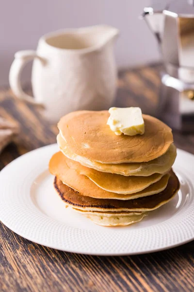Hausgemachte amerikanische Pfannkuchen. Gesundes Frühstück am Morgen. Rustikaler Stil — Stockfoto