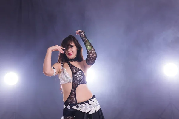 Χορός πνευματικότητας. Όμορφη σέξι γυναίκα με πολυτελές γυαλιστερό ανατολικό make-up χορό φυλετική συγχώνευση. Χορός κοιλιάς. — Φωτογραφία Αρχείου