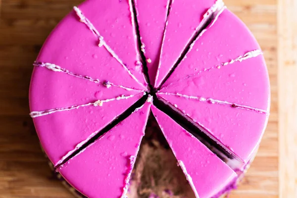 Pastel de cumpleaños rosa y violeta sin una sola pieza. Postre, vacaciones y delicioso concepto. Vista superior . — Foto de Stock