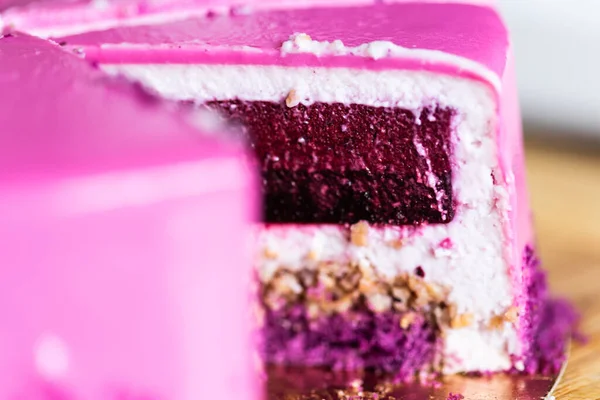 Pastel de cumpleaños rosa y violeta sin una sola pieza. Postre, vacaciones y delicioso concepto. Primer plano . — Foto de Stock