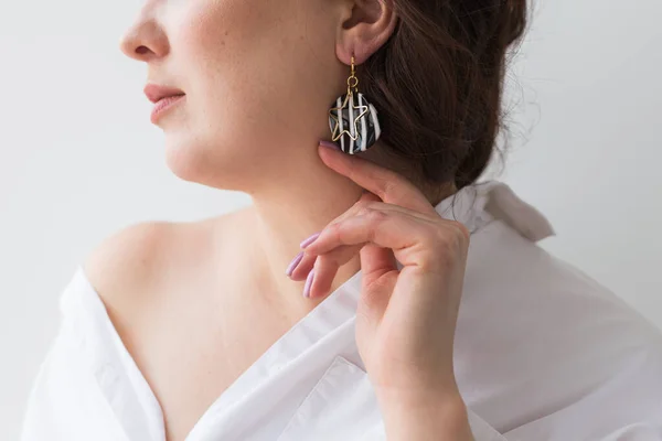 Elegáns nő fülbevalóval, közeli portré. Tartozékok, ékszerek és bijouterie koncepció. — Stock Fotó