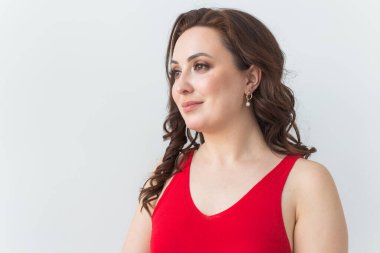 Beyaz stüdyoda zarif saç stili olan esmer bir kadının moda çekimine yakın çekim. Moda biçimi kavramı.