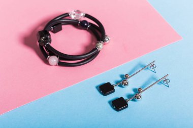 Mükemmel aksesuarlar. Moda mücevher seti. Moda mücevherleri ve bijouterie. Üst görünüm.