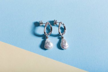 Mükemmel aksesuarlar. Moda mücevher seti. Moda mücevherleri ve bijouterie. Üst görünüm.