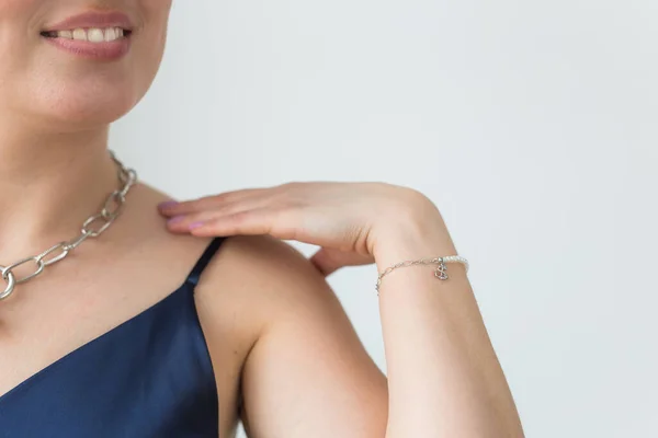 Närbild av kvinna som bär smycken, bijouterie och tillbehör. — Stockfoto