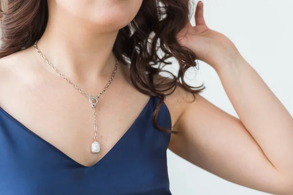 Close-up portrait of beautiful young woman with elegant luxurious jewelry and bijouterie. — Stock Photo, Image