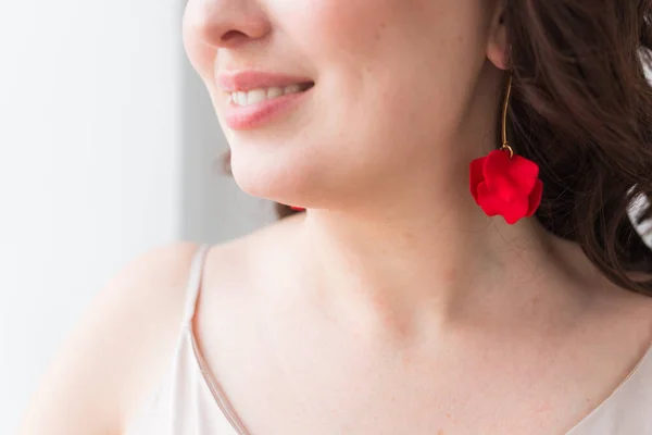 Mulher elegante com brincos, close up retrato. Acessórios, jóias e conceito de bijouterie . — Fotografia de Stock