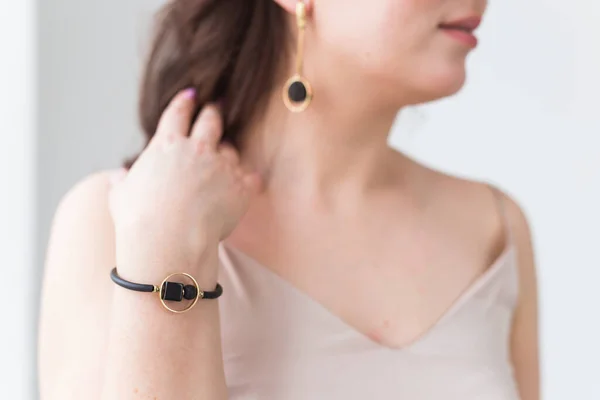 Närbild av vacker kvinna bär armband. Tillbehör, smycken och bijouterie koncept. — Stockfoto