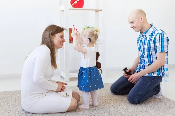 Hörgerät im Ohr von Mädchen. Kleinkind trägt zu Hause ein Hörgerät. Behindertes Kind, Behinderung und Gehörlosigkeit. — Stockfoto