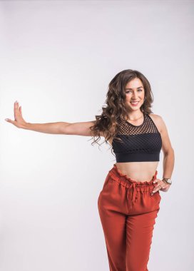 Latin dansı, striptiz dansı, çağdaş ve bachata bayan konsepti - doğaçlama dans eden ve uzun saçlarını beyaz arka planda gezdiren kadın.