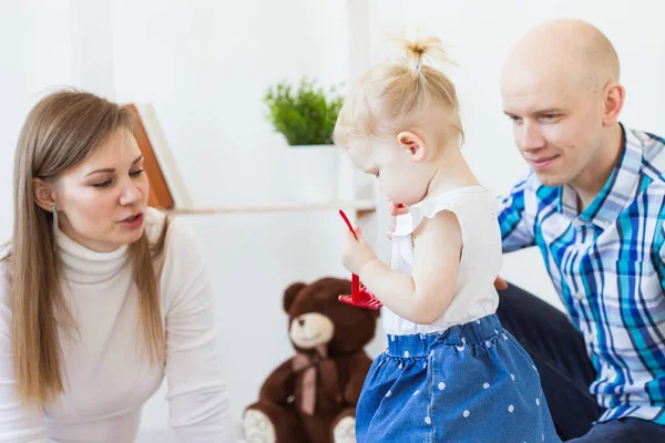 Bebé divertido niña jugando en la sala de estar. Concepto de niños y familia . — Foto de Stock