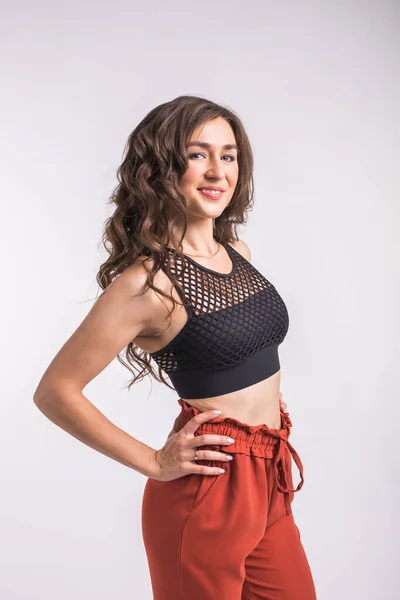 Latinamerikansk dans, strippdans, samtida och bachata dam koncept - Kvinna dans improvisation och flytta hennes långa hår på en vit bakgrund. — Stockfoto