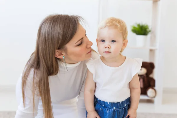 Genç anne evde küçük kızıyla oynuyor. Annelik, bebek ve çocuk kavramı. — Stok fotoğraf