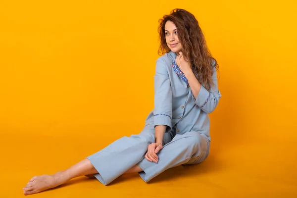 Menina posando em pijama no fundo amarelo. Relaxe o bom humor, estilo de vida e conceito de sleepwear . — Fotografia de Stock