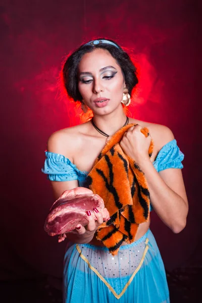 A mulher chama para parar de usar pêlo. Campanha vegetariana contra a indústria de peles e carne. Comportamento ecológico. Proteger os animais . — Fotografia de Stock