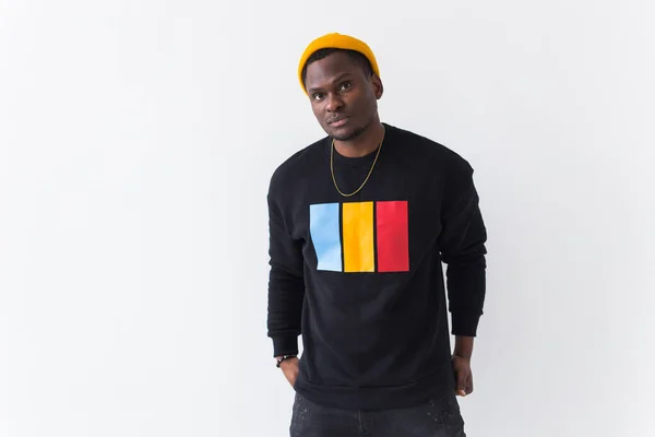 Street fashion concept - Studio shot van jonge knappe Afrikaanse man dragen sweatshirt tegen witte achtergrond met copyspace. — Stockfoto