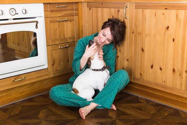 Jeune femme avec chien mignon Jack Russell terrier assis sur le sol. Animaux domestiques et concept de la maison. Reste à la maison . — Photo