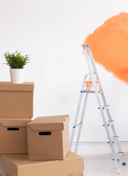 Leiter mit Farbe im Eimer in der Nähe der Wand innen. Sanierungs- und Sanierungskonzept. — Stockfoto