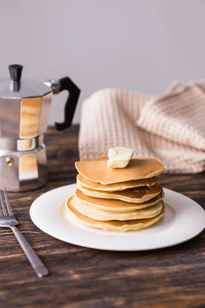 Haufen leckerer Pfannkuchen mit Butter. Frühstückskonzept. — Stockfoto