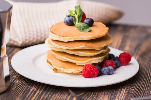Homemade american pancakes with fresh blueberry and raspberries. Healthy morning breakfast. Rustic style — Stock Photo, Image