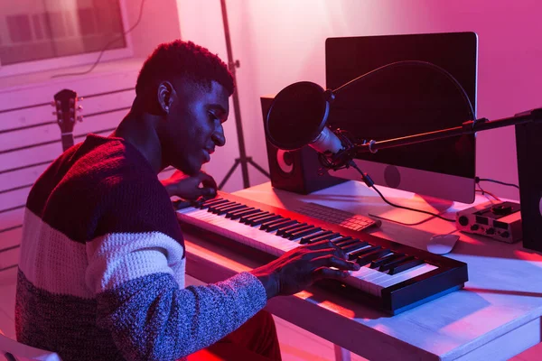 Músico afroamericano profesional sintetizador de grabación en estudio digital en casa, concepto de tecnología de producción musical . —  Fotos de Stock