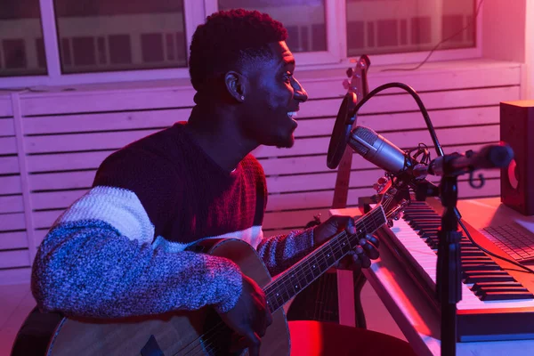 Músico y haciendo concepto de música - productor de sonido afroamericano masculino trabajando en estudio de grabación . —  Fotos de Stock