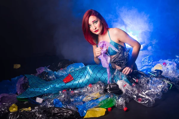 Ocean pollution, rubbish in the water. Sad fairytale mermaid in dirty ocean. Plastic trash and garbage in water. Environmental problem, plastic bag and bottles polluting planet. — Stock Photo, Image
