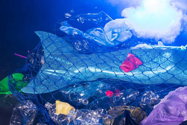 海プラスチック汚染の概念。海で人魚。プラスチックはどこにでもある。環境保護。閉鎖. — ストック写真
